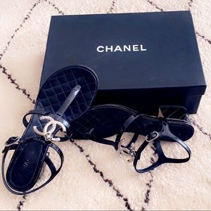 CHANEL Thongs Patent Leather shoes.